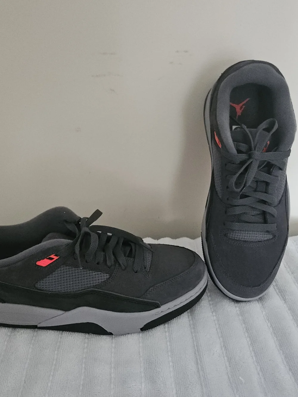 Jordan Flight Court Men’s Size 10 Low Top Dark Grey Infrared HF3255-003